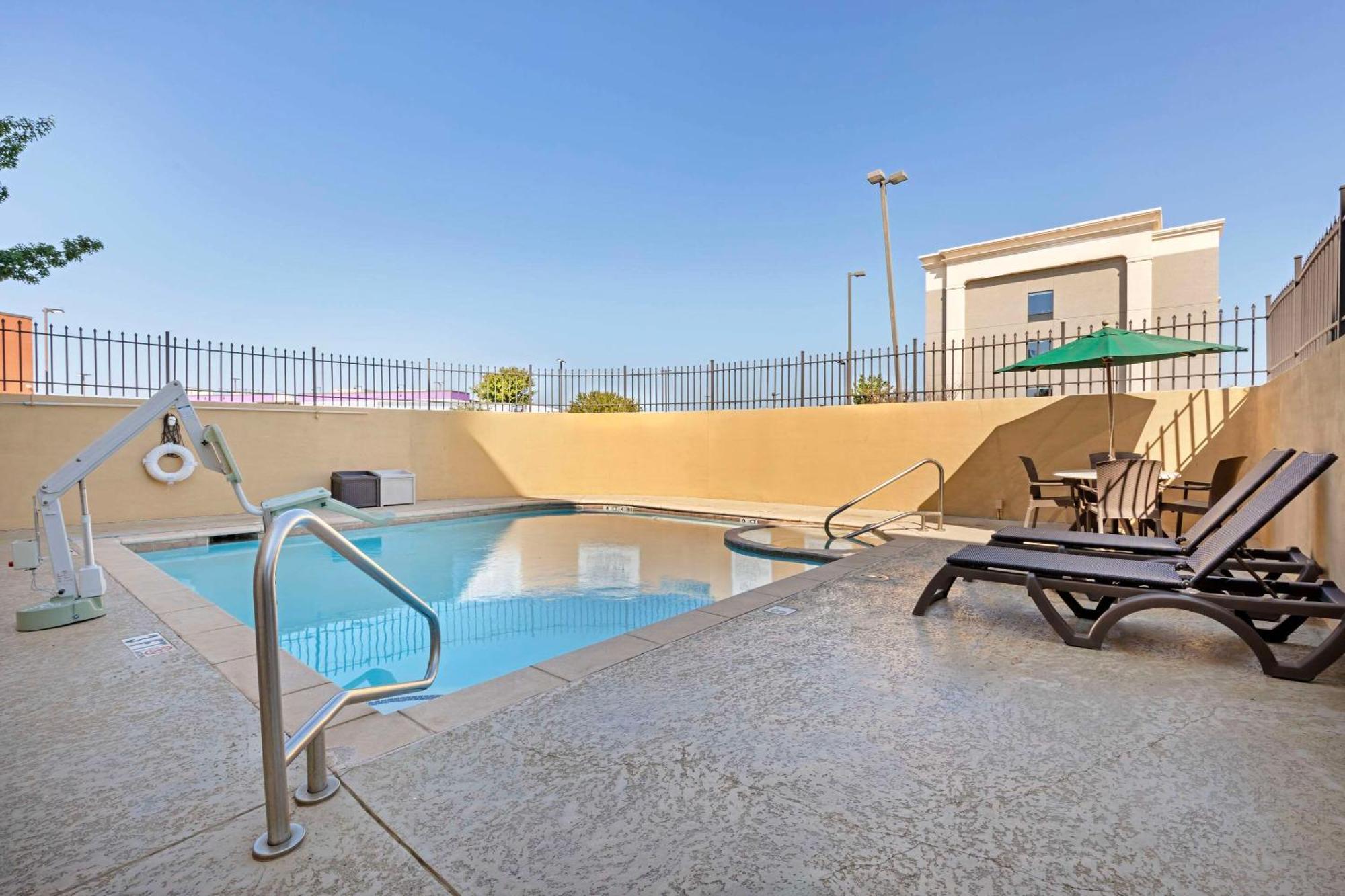 Comfort Suites West Dallas - Cockrell Hill Exterior foto